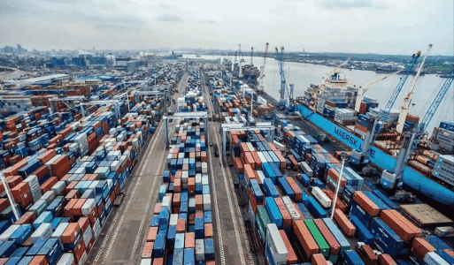 海港近乎“死亡擁擠”！關(guān)稅或超30億英鎊！貨車(chē)排隊(duì)等待數(shù)公里！