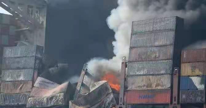一艘載滿中國貨物集裝船突發火災