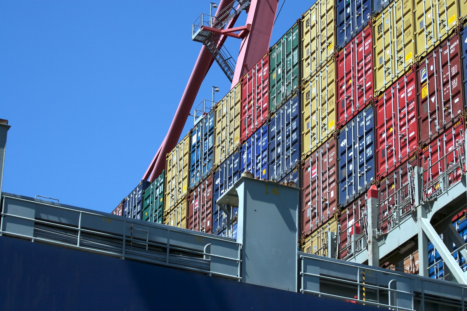 亞馬遜下重金自建集裝箱和租賃私人貨船來(lái)繞開(kāi)港口堵塞