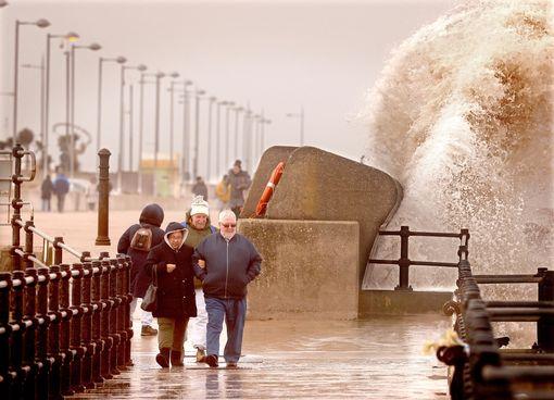 需注意！歐洲多國遭強風暴襲擊，港口關閉，航班停止運營